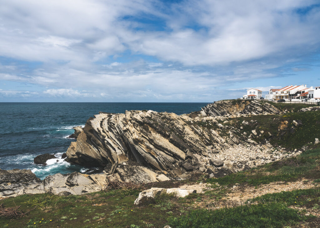 Felsiges Peniche und eine windige Capela de Santa Ana